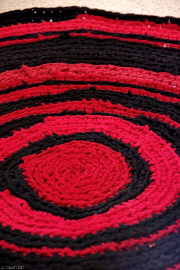 DIY Rug From old T-Shirts