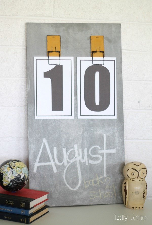 DIY Chalkboard Calendar