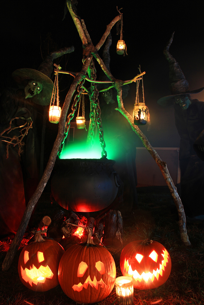 51 Outdoor Halloween Decorations Ideas Do It Yourself A Diy Projects