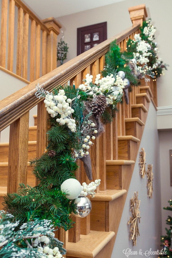 30 Staircase Christmas Decoration Ideas To Diy This Year