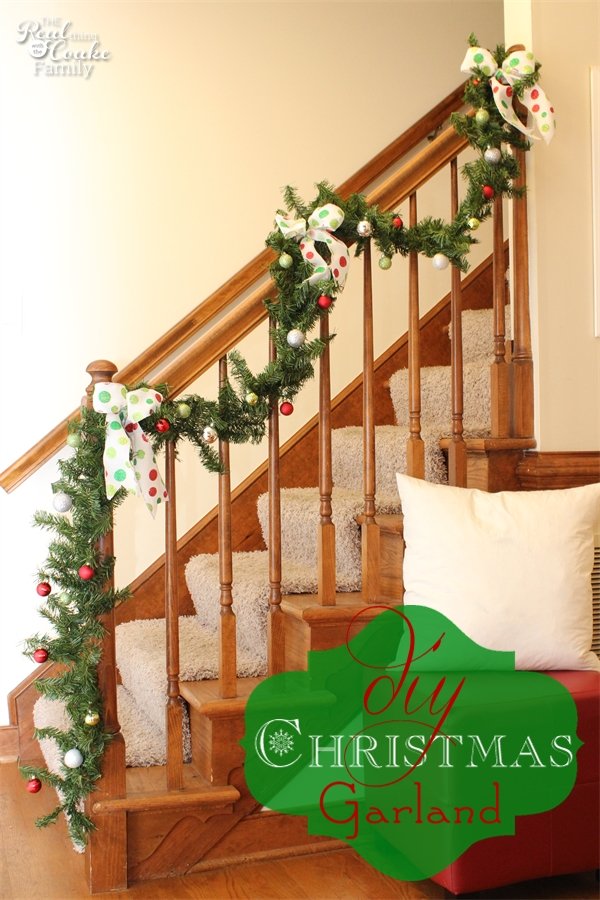 30 Staircase Christmas Decoration Ideas To Diy This Year