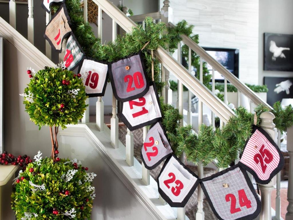 30 Staircase Christmas Decoration Ideas To Diy This Year