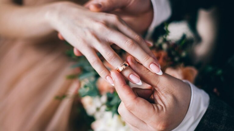 6 Easy Ways to Pick Your Wedding Ring