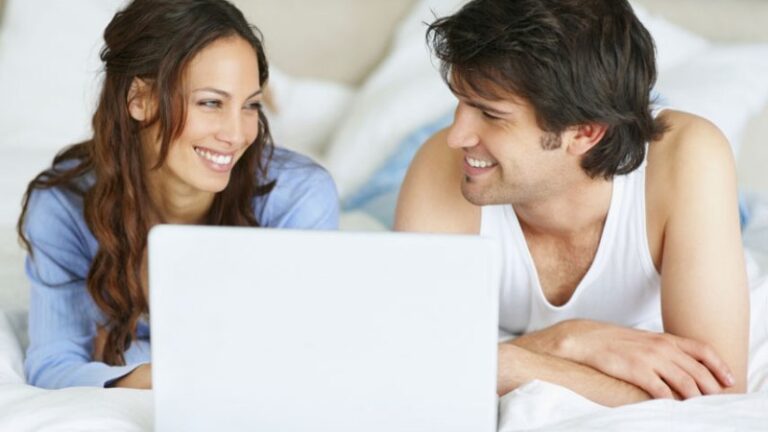 Pros and Cons Of Opting for Online Relationship Therapy