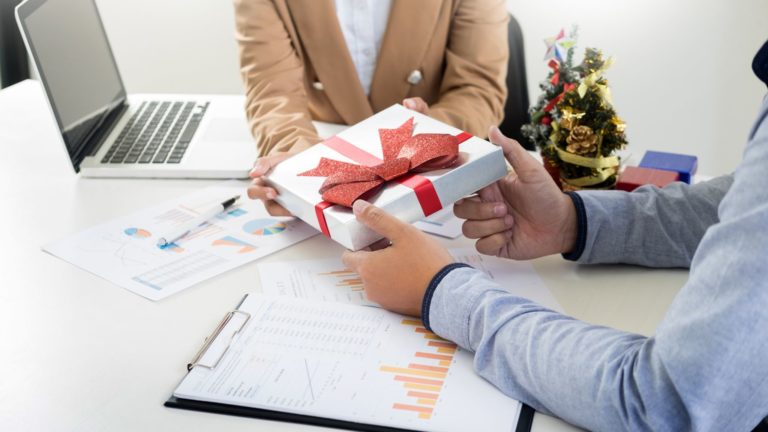 How Realtors Should Choose the Right Closing Gifts for Buyers